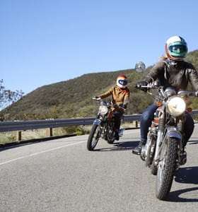 Motards qui roulent en sécurité à moto, bien équipés et attentifs à la route