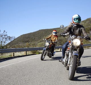 Twee motorrijders met een goede uitrusting rijden veilig en alert.
