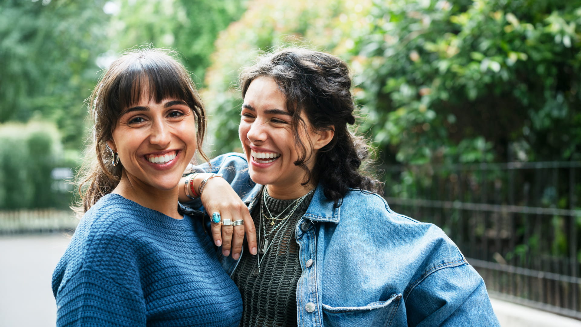 Twee vrouwen vieren Internationale Vrouwendag.