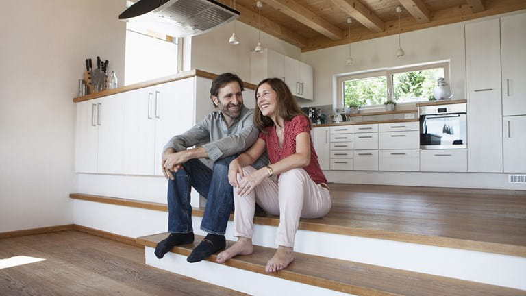 Koppel verhuist na de aankoop van hun woning.