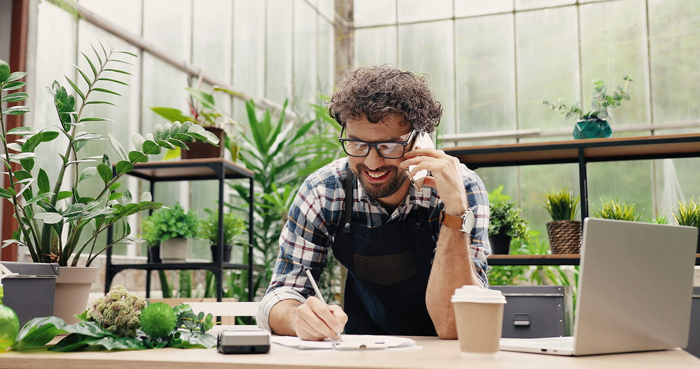 Freelancer vraagt telefonisch informatie op over mogelijke verzekeringen voor zijn professionele activiteiten. 