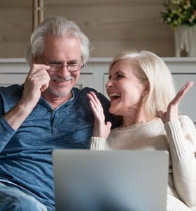 Un couple se renseigne sur le bonus de pension sur leur ordinateur portable