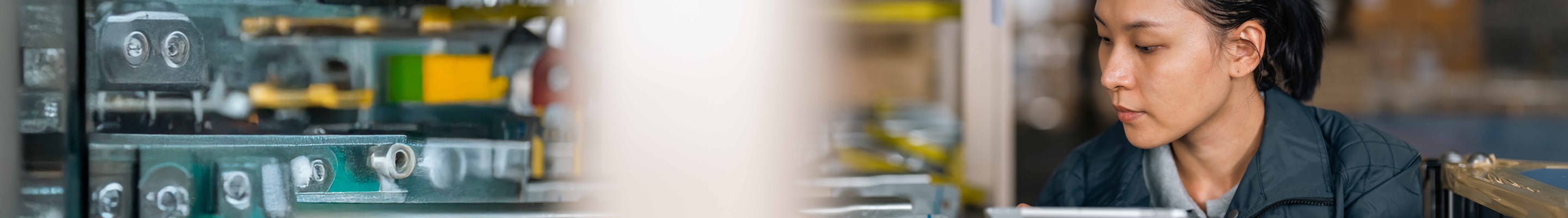 een arbeidster verzekerd tegen machinebreuk