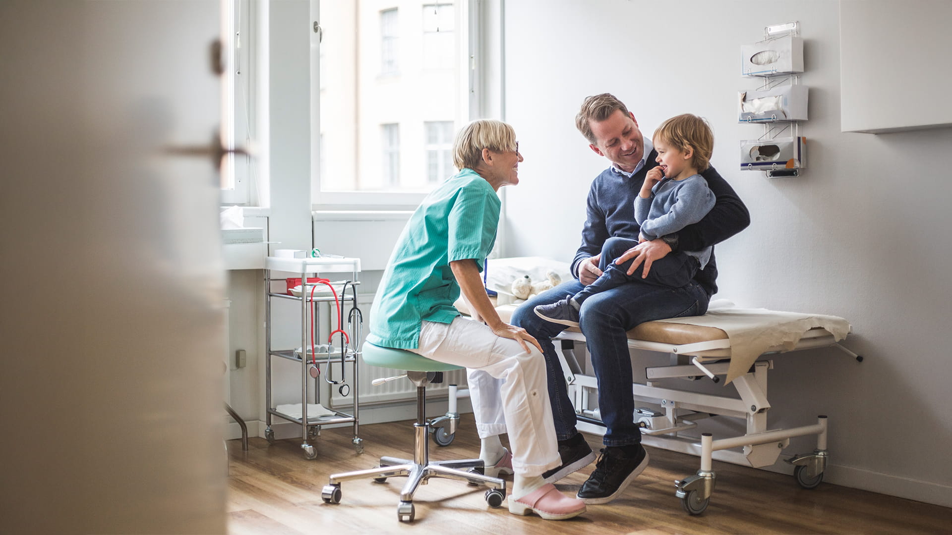 Gezin hoeft zich geen zorgen te maken over de kosten van een hospitalisatie dankzij de zorgverzekering van AXA.