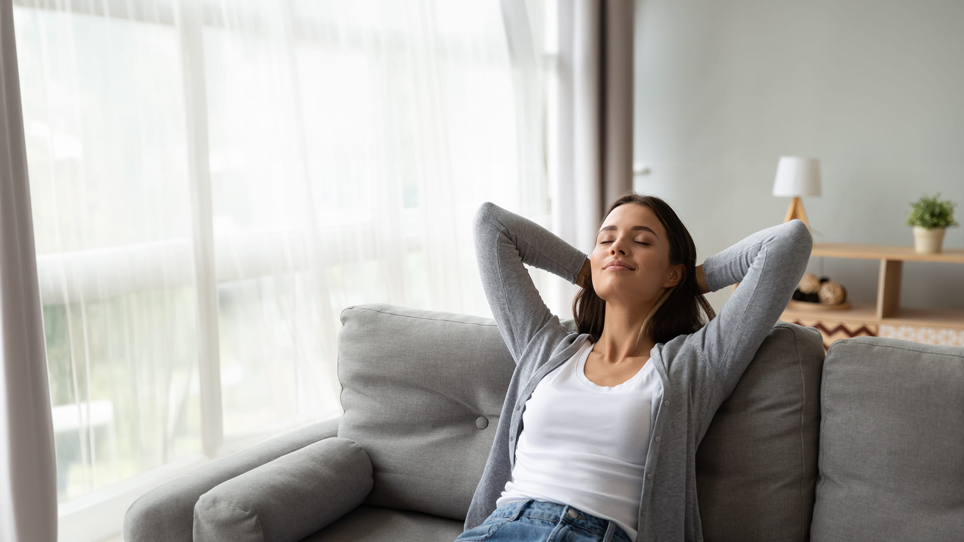 Femme qui consulte un médecin en ligne grâce à Doctors Online.