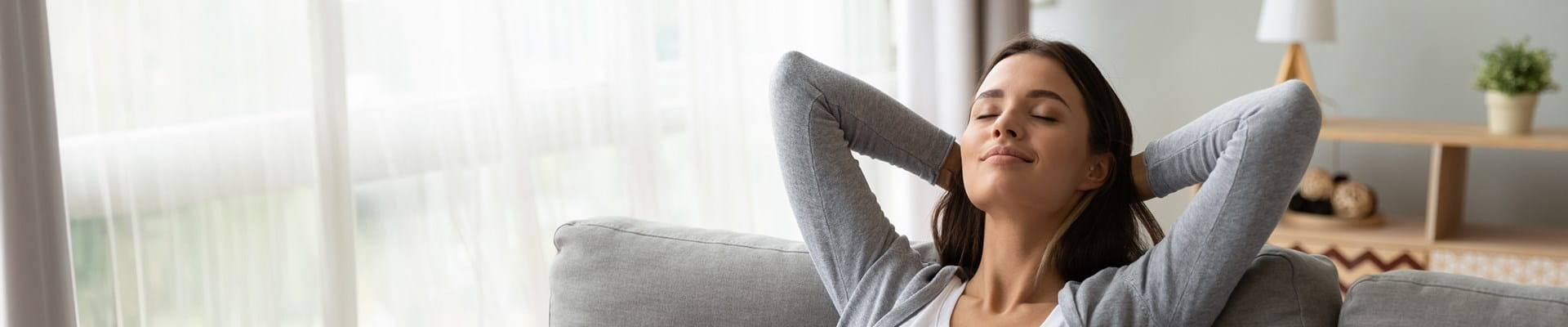 Vrouw consulteert de dienst Doctors Online van AXA via haar tablet.