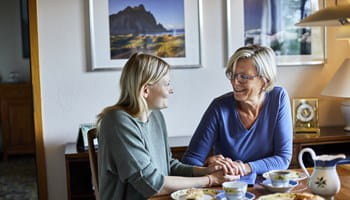 Vijftigjarige moeder kiest bewust voor de fiscale voordelen van het langetermijnsparen en kan zo rustig genieten van een etentje met haar dochter.