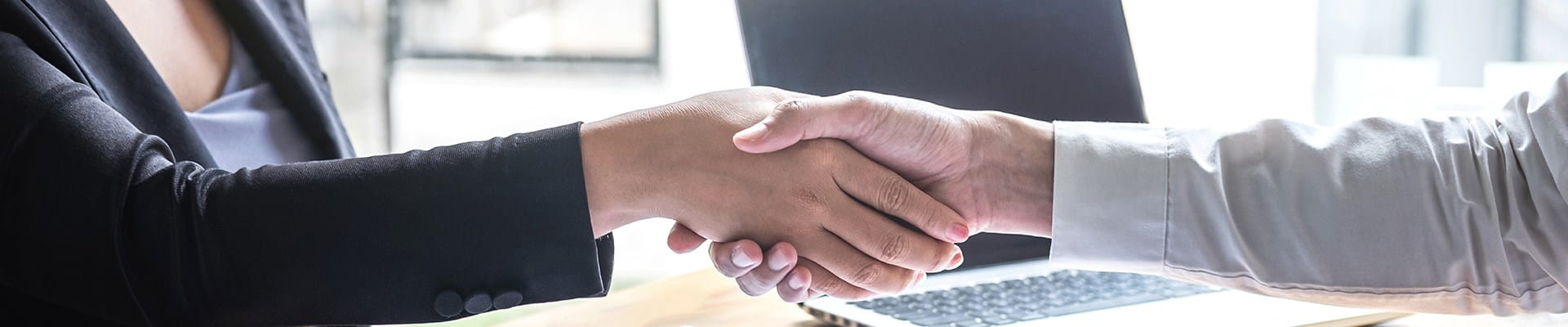 Collaborateur d'AXA qui salue un client du secteur public.