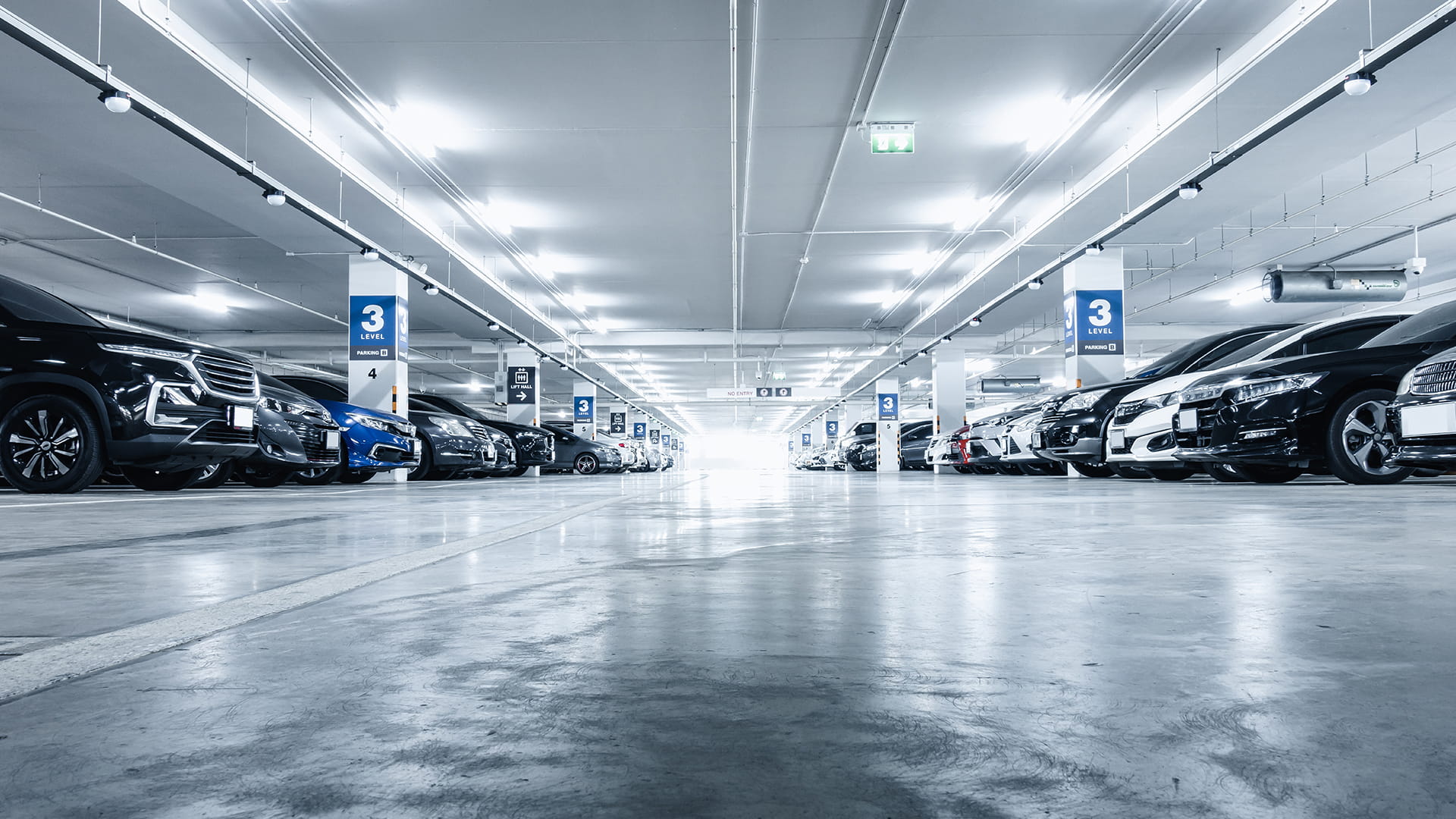 Bedrijfsparking met auto's uit het wagenpark van de onderneming, die alle gedekt zijn door een verzekering voor autovloten van AXA.