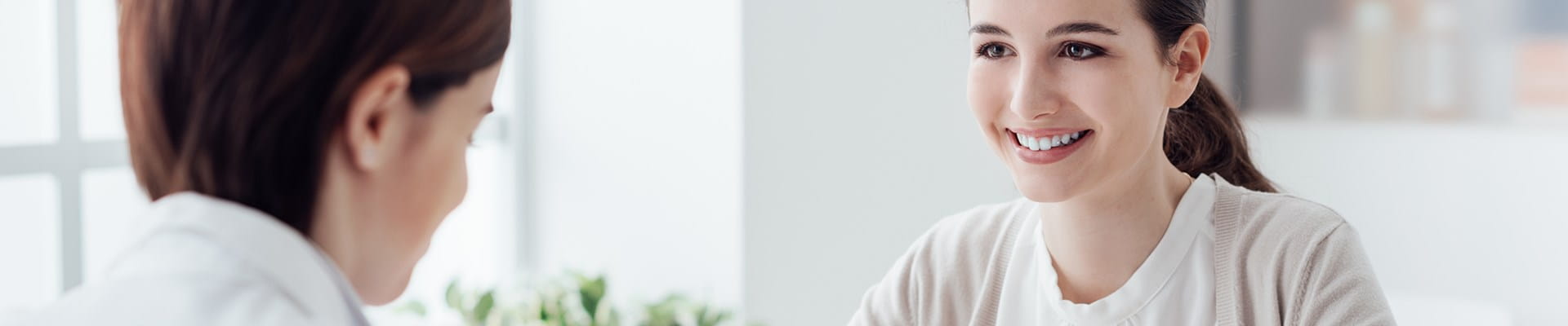 Femme qui voit son médecin après que SymptomZoom ait évalué ses symptomes.