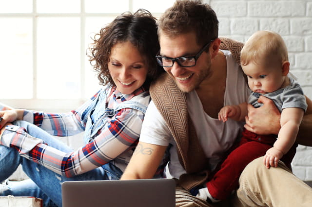 Een gezin bekijkt online een lijst van herstellers na een schadegeval in de woning.