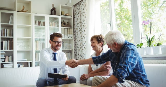Expert évalue des dommages avec un couple dans leur maison