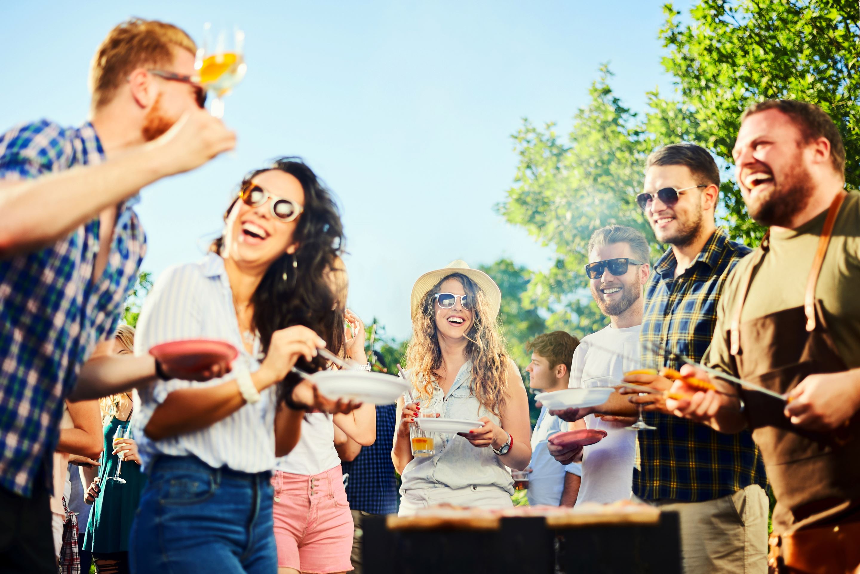 Het organisatiecomité verzamelt zich rond een gigantische barbecue tijdens hun jaarlijks evenement. 